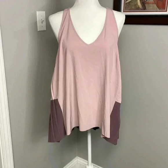 Athleta Swing Forward Pleated Tank Top Size Large NWT - Picture 2 of 7